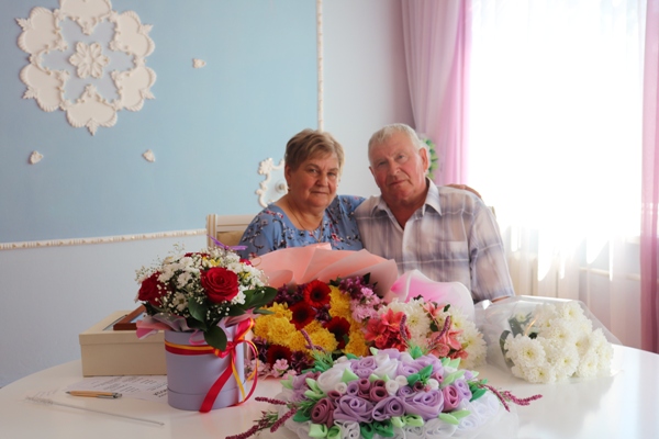 В Стародубе торжественно чествовали золотых юбиляров