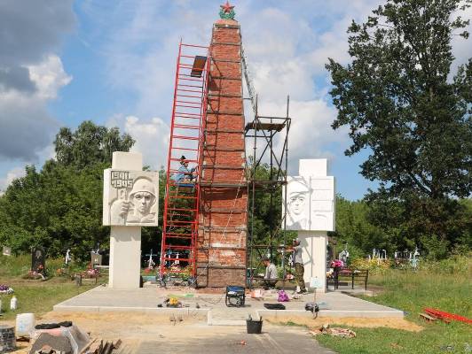 Вселе Запольские Халеевичи Стародубского округа обновляют памятник павшим воинам