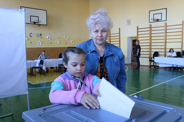 Лариса Астапова пришла на избирательный участок Стародуба вместе с внучкой