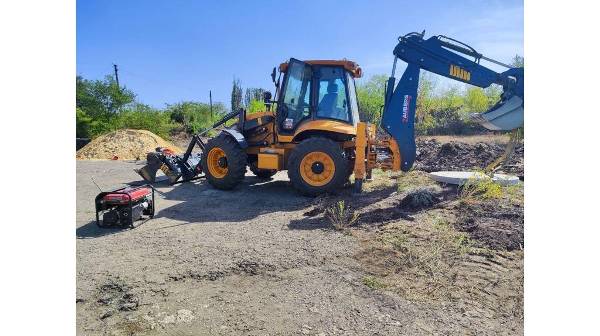 Специалисты из Брянской области прокладывают водопровод в подшефной Брянке