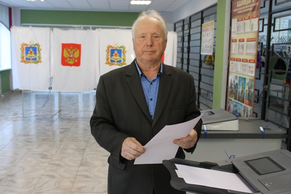 Заместитель председателя Совета народных депутатов Стародубского округа, пред¬седатель общественной организации «Союз пенсионеров Иван Николаевич Козин проголосовал на своём избирательном участке