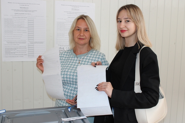 На одном из городских избирательных участков Стародуба наравне со старшим поколением проголосовать спешила и молодёжь