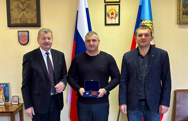 Знаком «Почетный строитель России» награждён Евгений Петраков