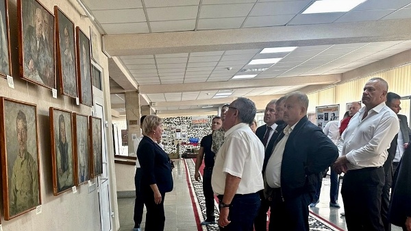Председатель Брянской облдумы побывал в Краснодонском областном музее