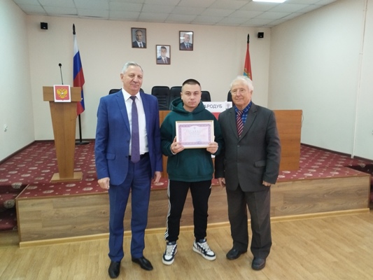 В Стародубе торжественно вручен очередной сертификат на приобретение жилья