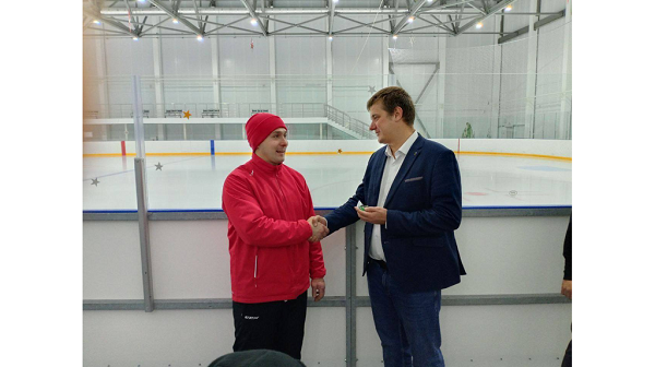 Тренеру по хоккею из Климово Брянской области вручили ключи от квартиры  