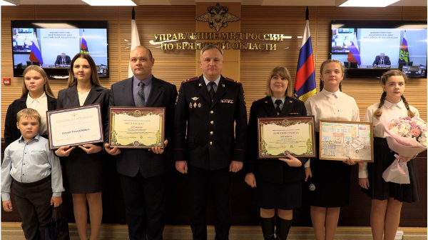 Многодетную семью полицейских из брянского Стародуба наградил Владимир Колокольцев