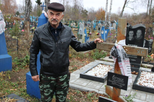 Стародубчанин Александр Пусев 40 лет ухаживает за могилой неизвестного лётчика