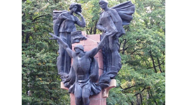 В Бежицком районе Брянска по нацпроекту благоустроили мемориал по улице Почтовой