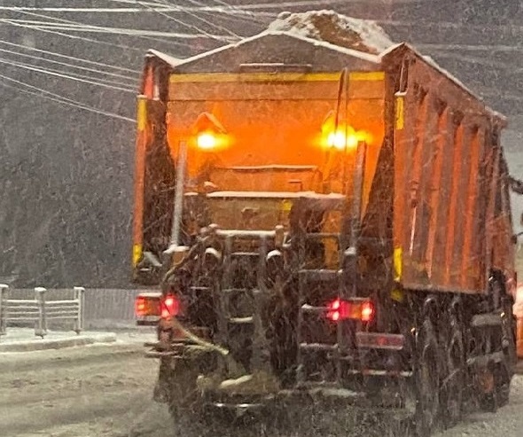 В Брянской области продолжается очистка и обработка автомобильных дорог от снега