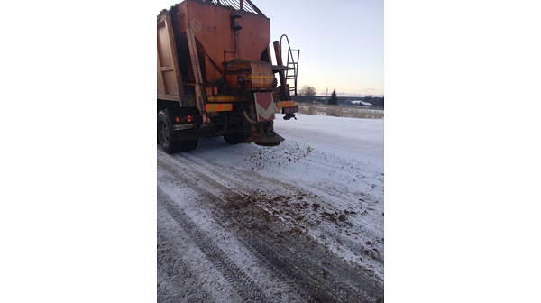 Брянские дорожники продолжают очистку и обработку дорог от снега