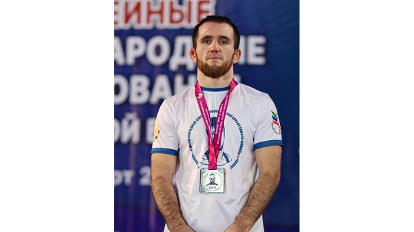 Брянский спортсмен Магомед Себединов взял серебро на турнире по вольной борьбе в Дагестане