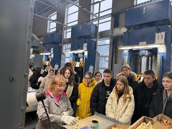 Для старшеклассников из Стародуба организовали экскурсию на завод «Снежеть»
