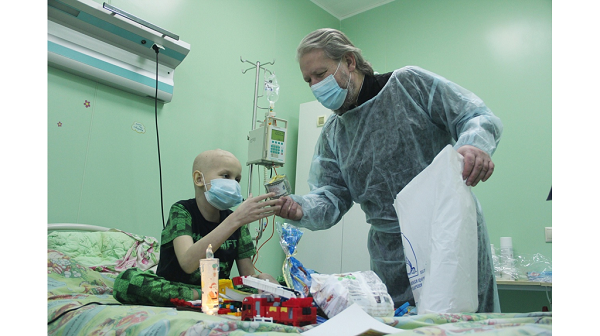 В Брянске тяжелобольных детей поздравили с Рождеством