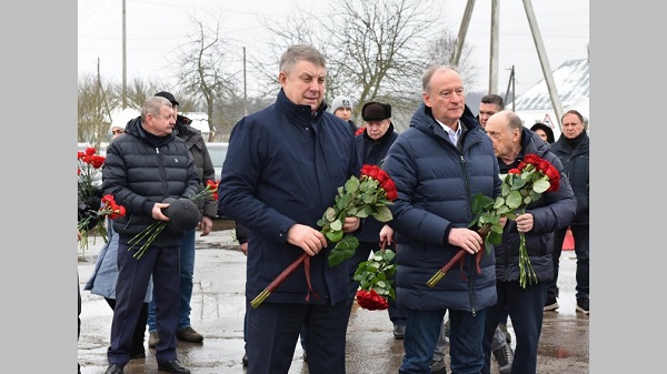 В брянских Журиничах губернатор Александр Богомаз и госдеятели Николай и Дмитрий Патрушевы почтили память советских воинов