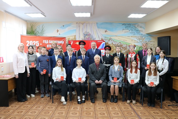 Стародубским школьникам торжественно вручили паспорта