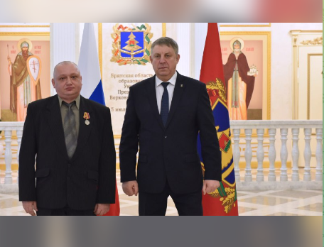 Губернатор Александр Богомаз вручил государственные награды РФ