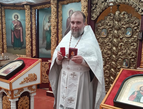 Священнослужителя храма Николая Чудотворца г. Стародуба иерея Едесия наградили медалью Министерства обороны «За помощь и милосердие»