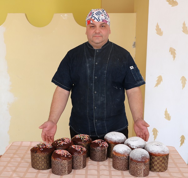 Стародубские пекари приготовили куличи для земляков