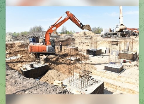 Губернатор Брянщины Александр Богомаз проинспектировал строительство спорткомплекса с бассейном в Трубчевске