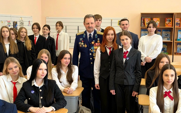 Ветераны авиации Брянска встретились с учащимися Центра образования «Перспектива»