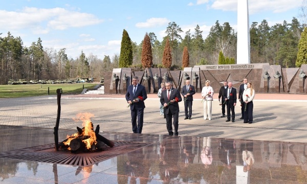 Брянский губернатор и белорусская делегация побывали на Партизанской поляне