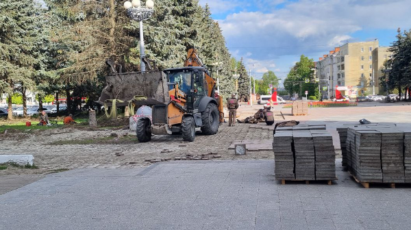 В Брянске благоустраивают площадь Октябрьской революции