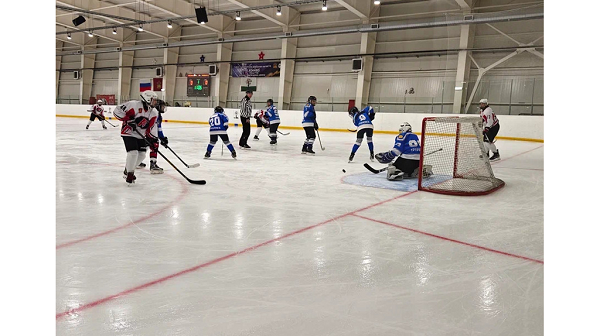 В Стародубе впервые Кубок губернатора по хоккею разыграли женские команды