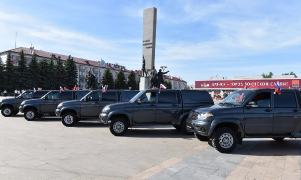 В Брянске пограничникам вручены 10 автомобилей