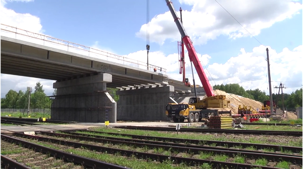 На Брянщине на строящемся путепроводе уложена последняя балка