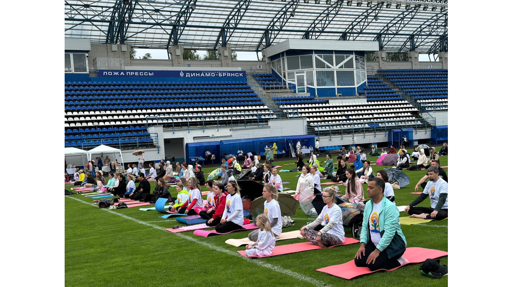 В Брянске прошёл День йоги несмотря на погоду