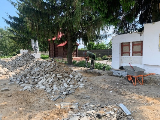 В Стародубе началась реконструкция Стены Памяти