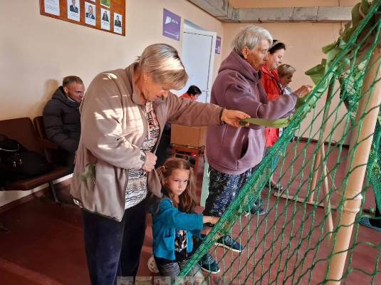 Жители Суземского района плетут маскировочные сети для бойцов