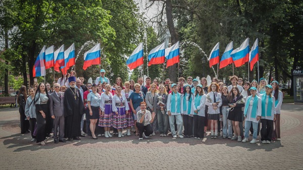 В Брянске юным жителям города вручили паспорта