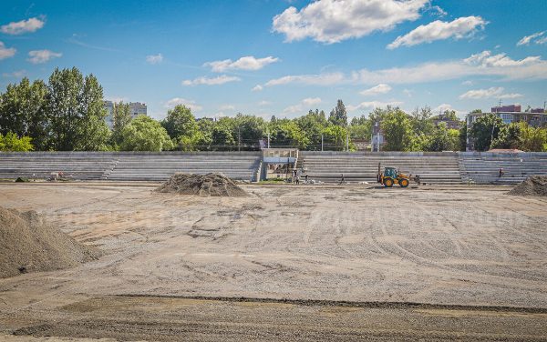 На стадионе им. Брянских партизан продолжается капремонт