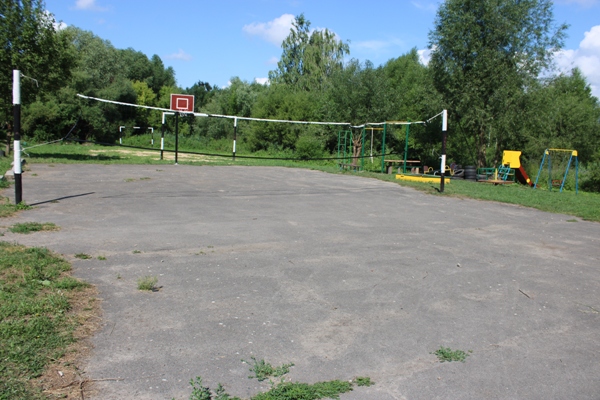 В Стародубе горожане благоустроили игровую площадку