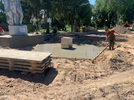 В Стародубе продолжают реконструировать Стену Памяти