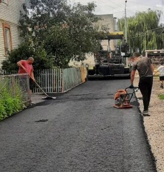 В Комаричах идет капитальный ремонт дворовой территории