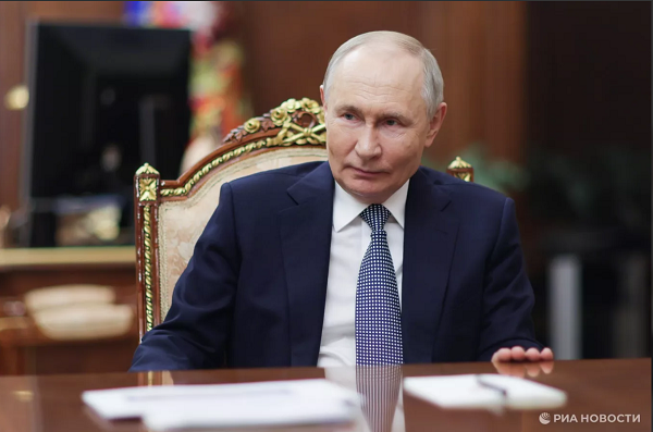 Президент Владимир Путин пообщался с автодорожником из Брянской области