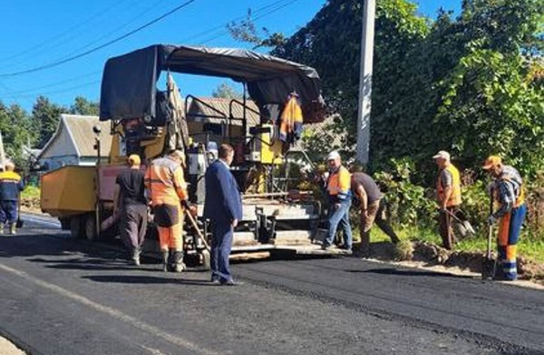 В Комаричах ремонтируют поселковую дорогу