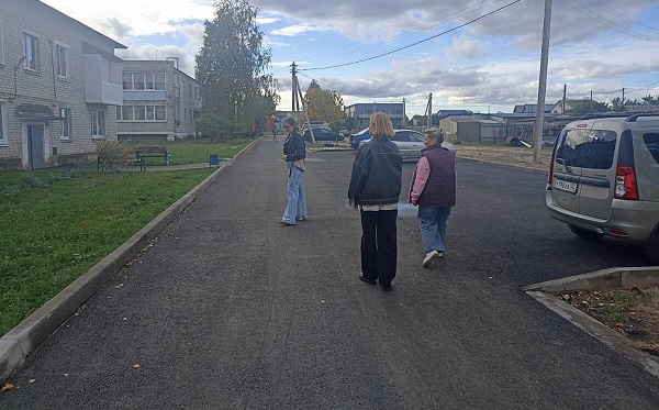 В брянской Суземке благоустроили две дворовые территории