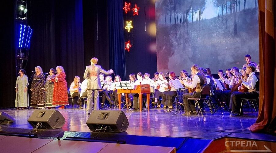 В Брянске праздник встретили театрализованным концертом «О Родине, о мужестве, о славе»