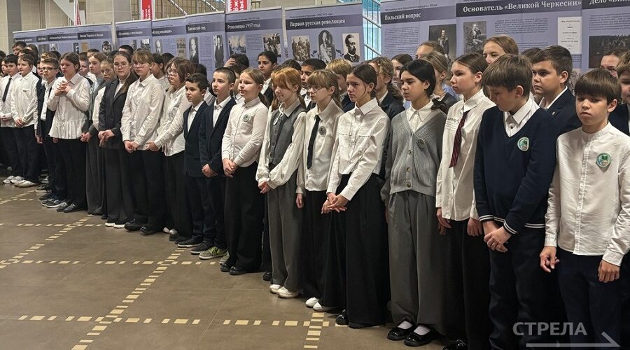 В Брянской школе №72 открылась выставка «Наследие России»