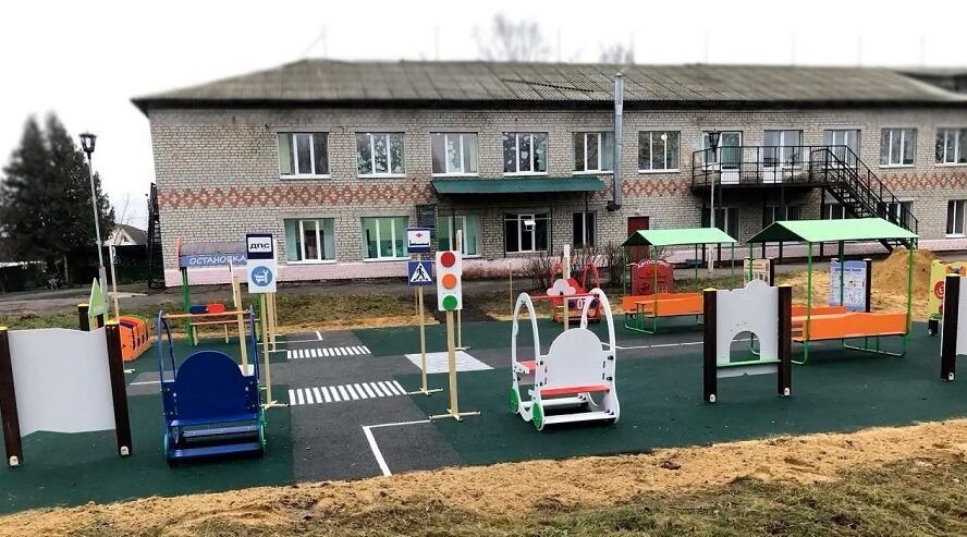 В Стародубе благоустроили ещё одну детскую площадку