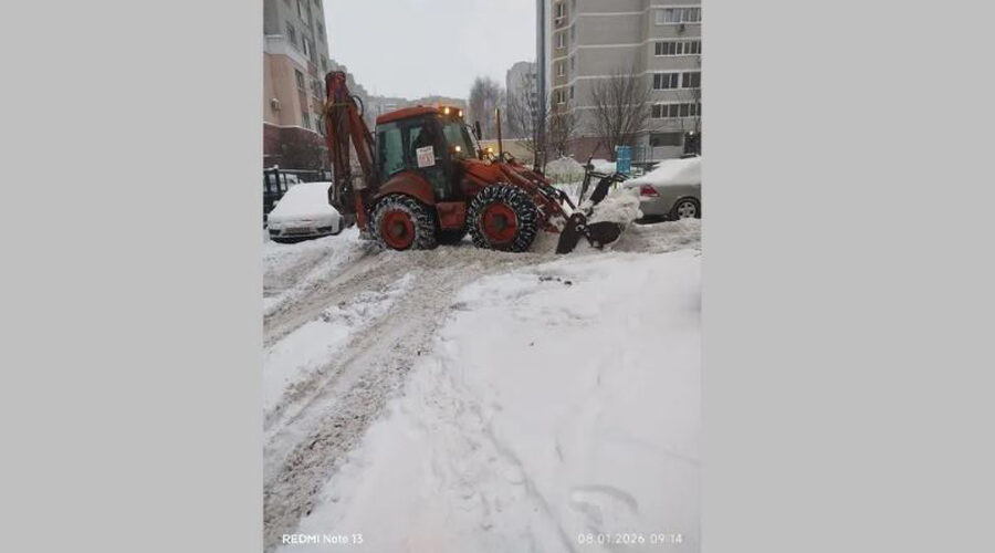 В Брянске круглосуточно убирают снег со дворов