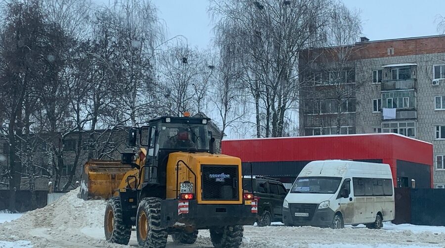 В Стародубе продолжается устранение последствий снегопада