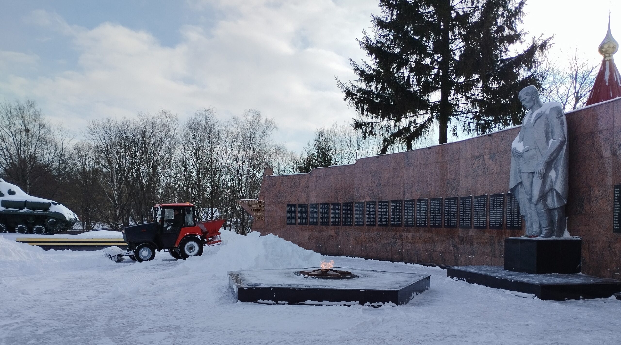 В Стародубе продолжаются работы по уборке снега