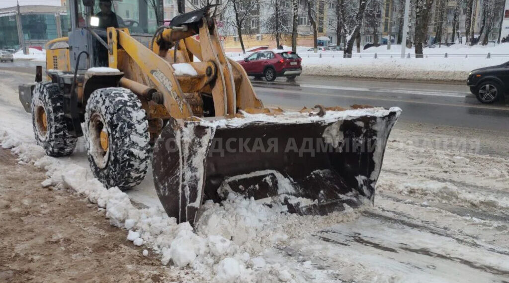 В Брянске на уборке снега задействованы 75 спецмашин
