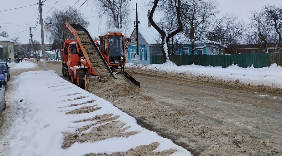 В Стародубе продолжают вывозить снег