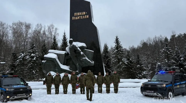 В Брянске в День военной полиции возложили цветы к памятнику воинам-водителям